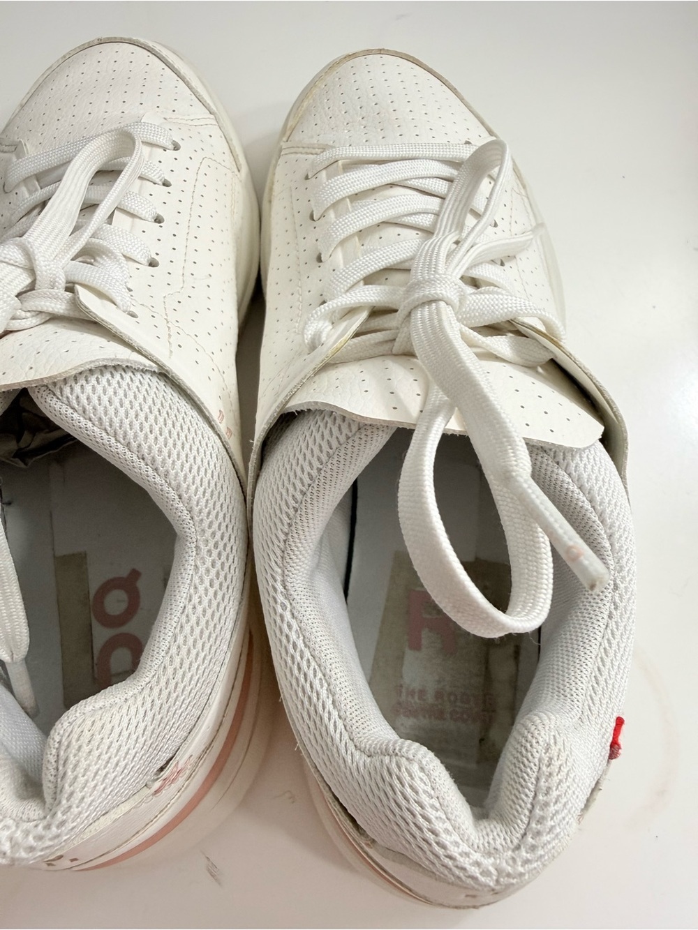 On the Roger centre court women size 7.5 white  Sneakers with Pink and Gold - Picture 4 of 8